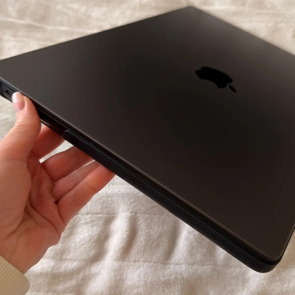 MacBook Pro 16 M4 MAX